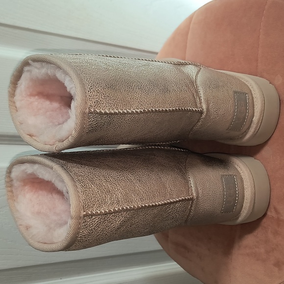 UGG Classic Short II Glitter Boot - Gold Size: 6 - Picture 7 of 9